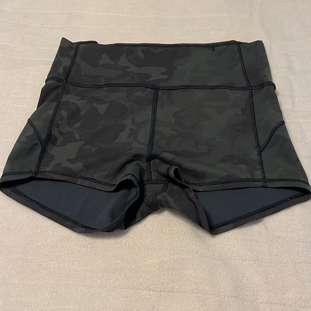 Lululemon In Movement Shorts 2.5 Inseam in Gator Green Camo Size 10